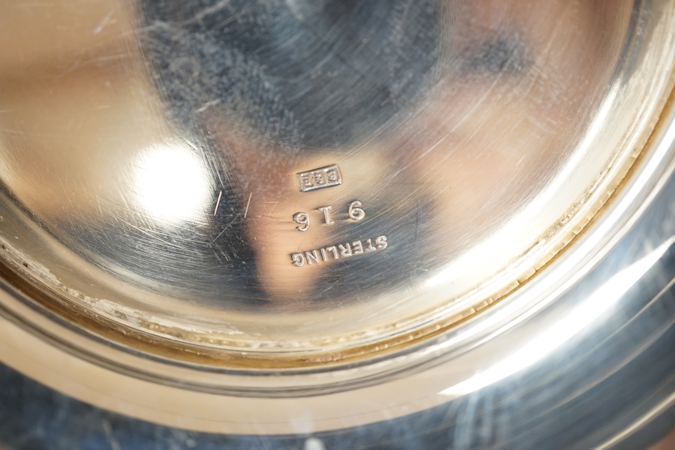 A sterling fruit bowl, with chased foliate decoration, diameter 23cm, 24.5oz.